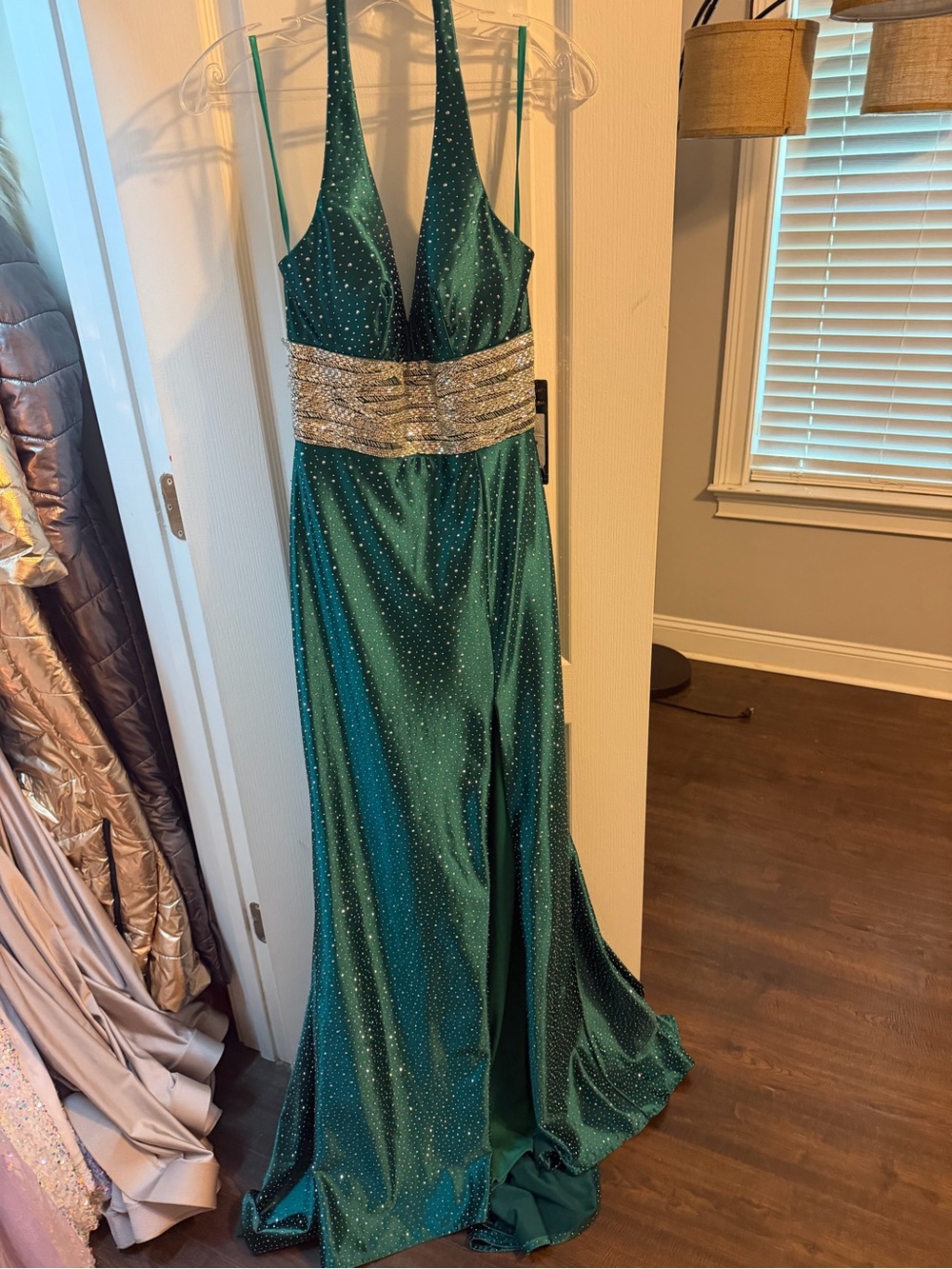 Sleeveless Emerald Green Beaded Evening Gown with Rhinestone Waistband
